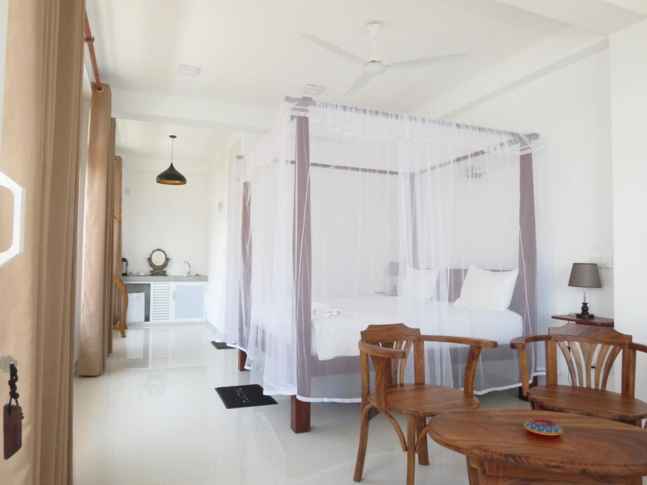 Mountain Wave Hotel And Surfshop Hikkaduwa Bagian luar foto