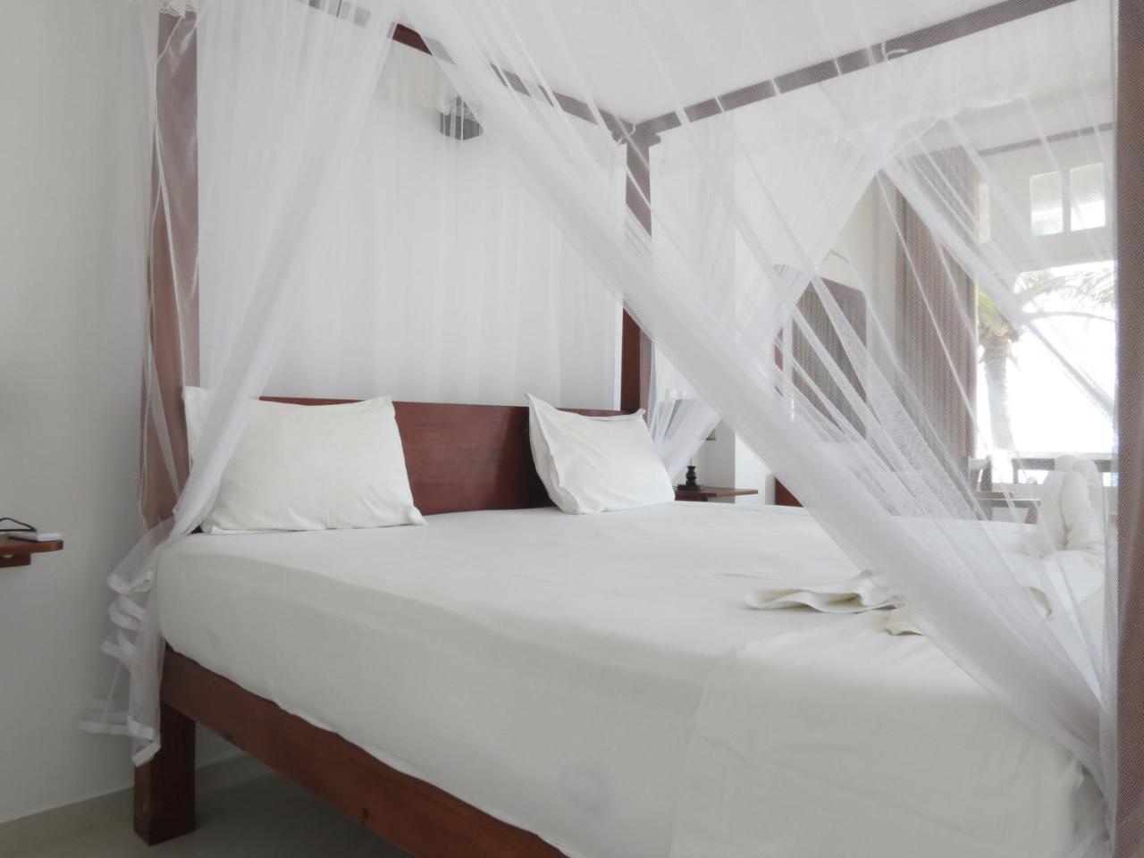 Mountain Wave Hotel And Surfshop Hikkaduwa Bagian luar foto