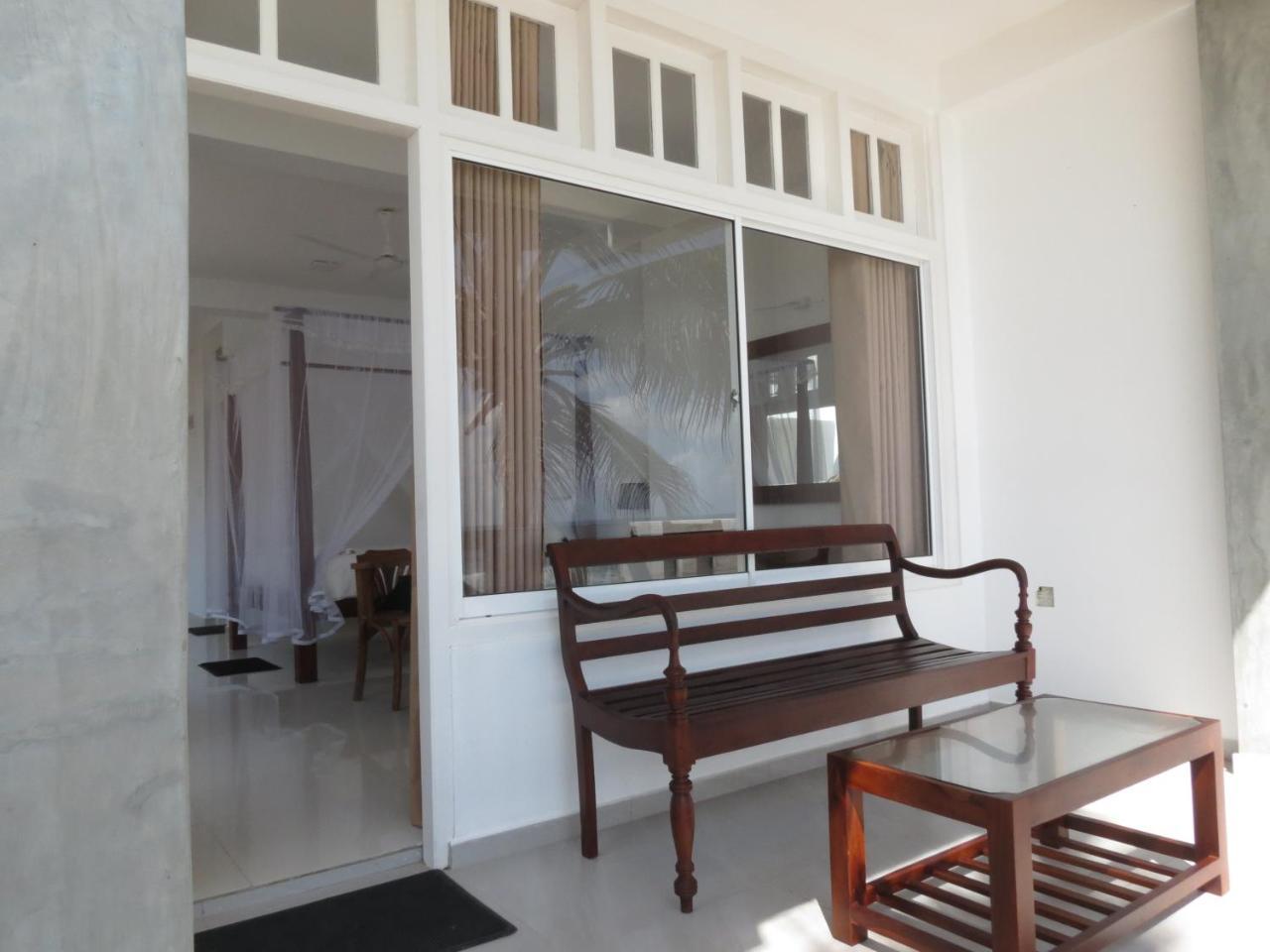 Mountain Wave Hotel And Surfshop Hikkaduwa Bagian luar foto