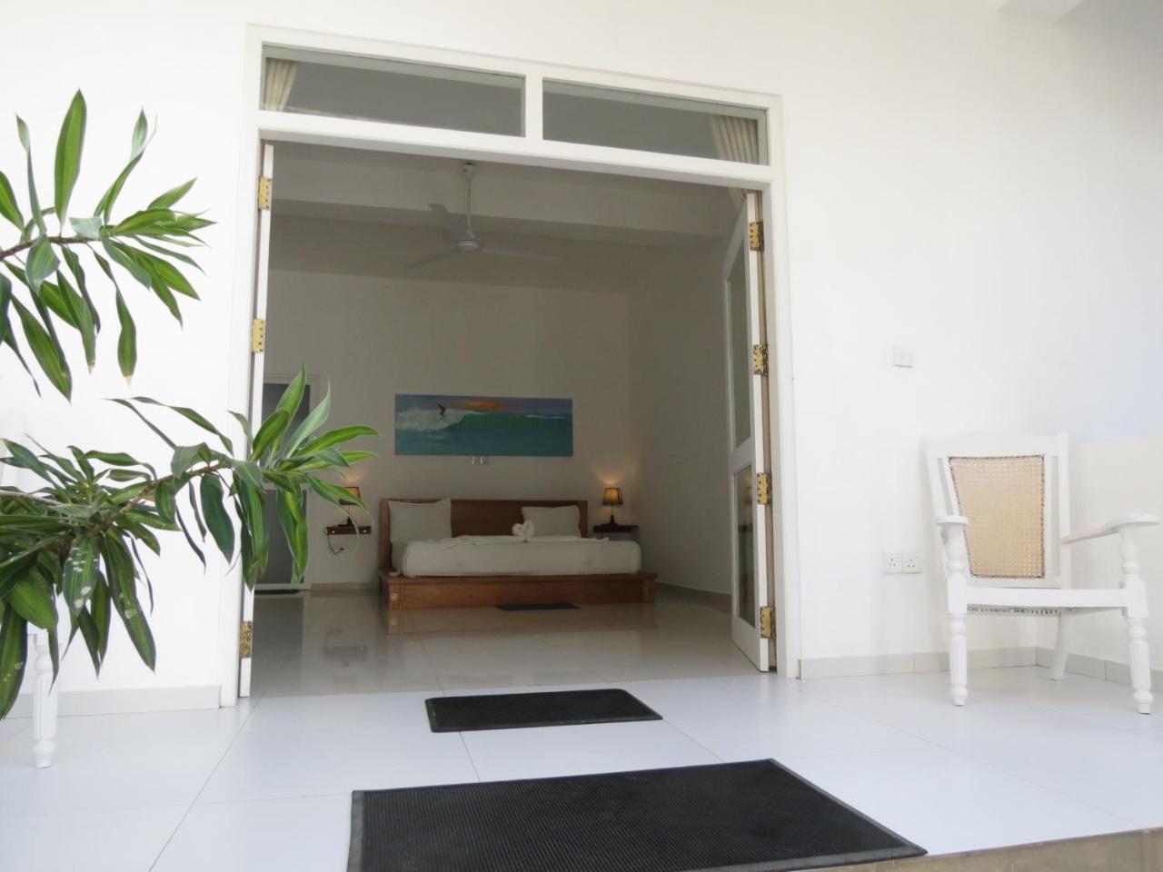 Mountain Wave Hotel And Surfshop Hikkaduwa Bagian luar foto