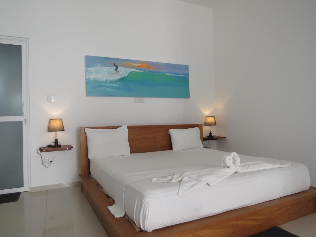 Mountain Wave Hotel And Surfshop Hikkaduwa Bagian luar foto