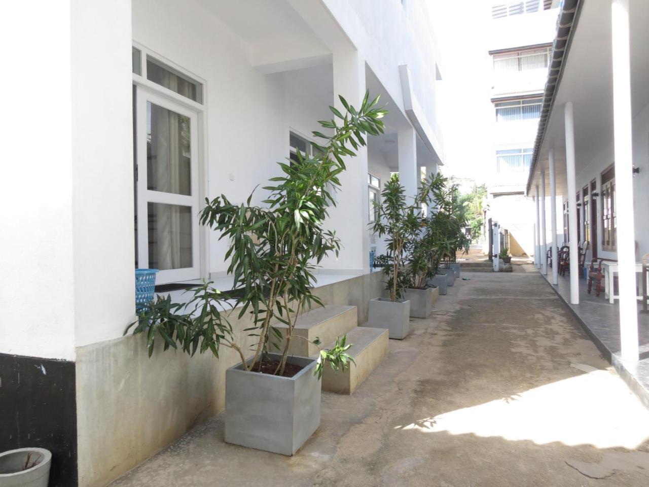 Mountain Wave Hotel And Surfshop Hikkaduwa Bagian luar foto