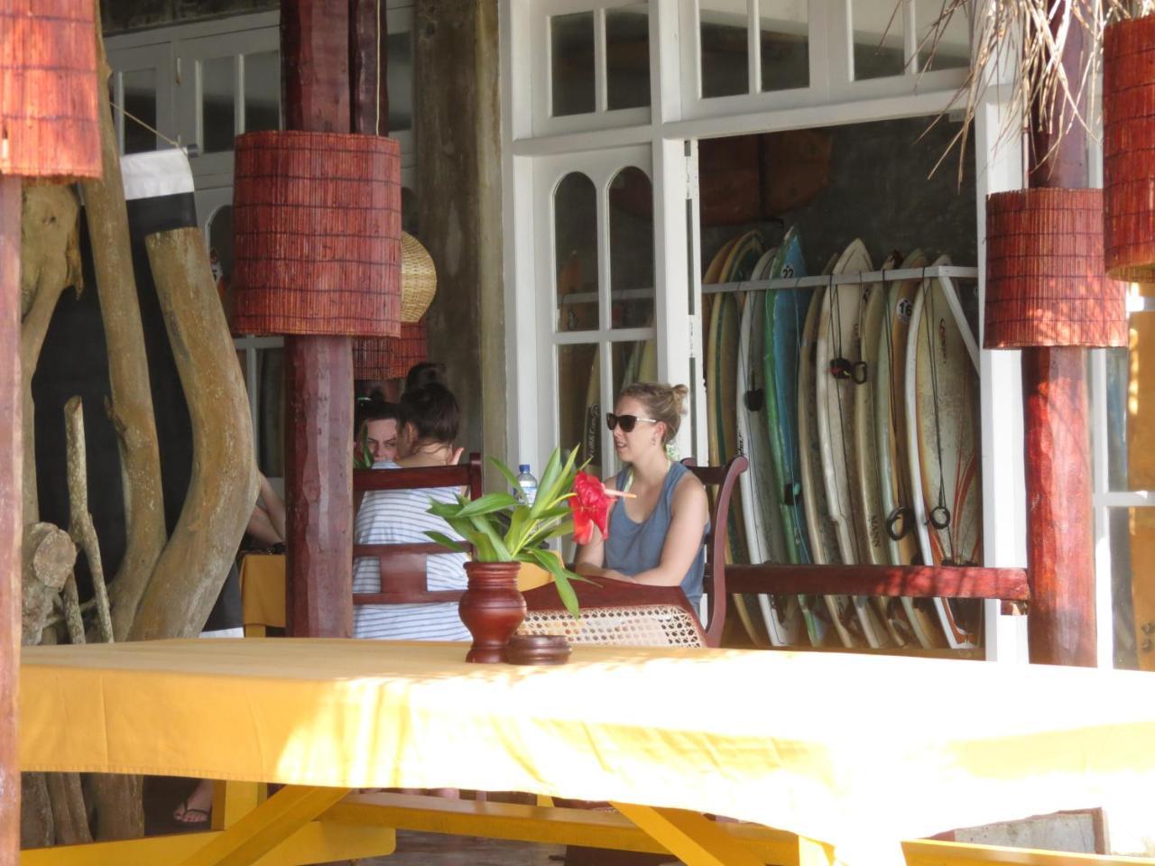 Mountain Wave Hotel And Surfshop Hikkaduwa Bagian luar foto